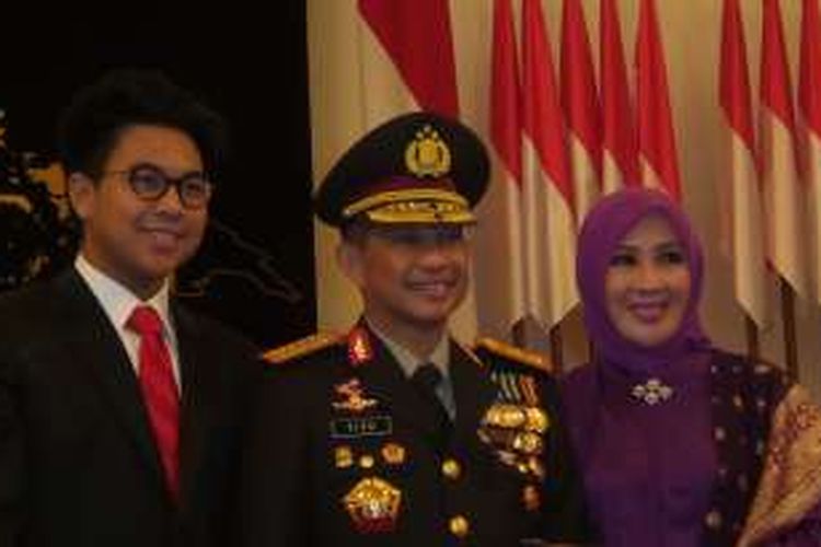 Kapolri Jenderal Tito Karnavian berfoto bersama istri Tri Suswati dan anak bungsunya Oktofan Tito usai dilantik di Istana Negara, Rabu (13/7/2016).