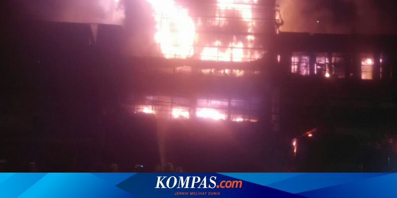  Toko  Ban  Tiga Lantai Terbakar di  Jakarta  Pusat