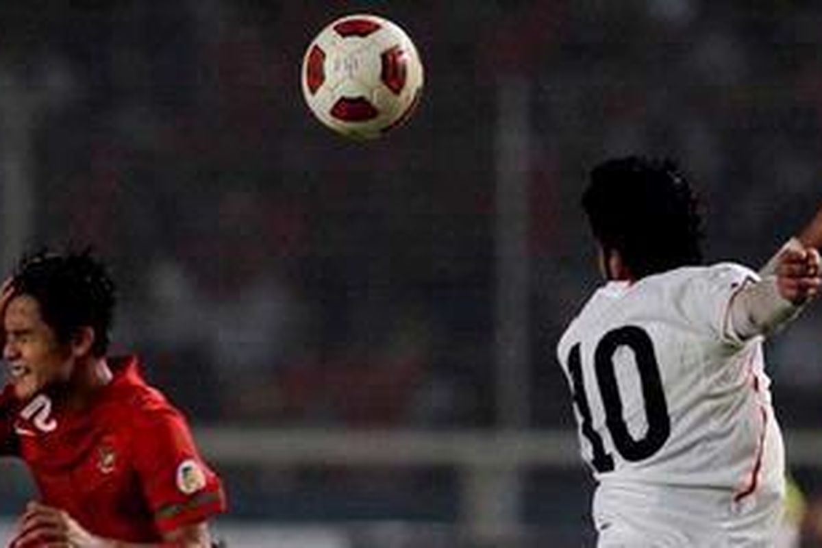 Pemain Bahrain, Mohamed Ali (kanan) berebut bola dengan pemain Indonesia, Muhammad Roby pada pertandingan kualifikasi Piala Dunia 2014 Zona Asia di Stadion Gelora Bung Karno, Jakarta, Selasa (6/9/2011). Bahrain unggul dengan skor 2-0.