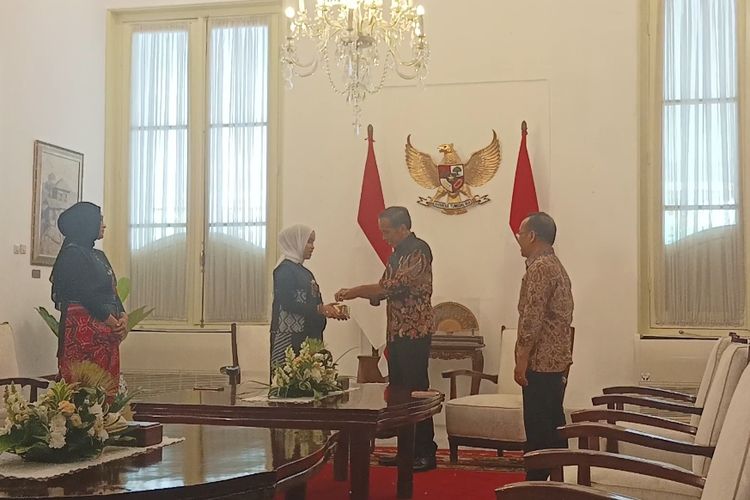 Penyanyi Putri Ariani menunjukkan penghargaan golden buzzer saat bertemu Presiden Joko Widodo di Istana Merdeka, Jakarta, Rabu (14/6/2023).