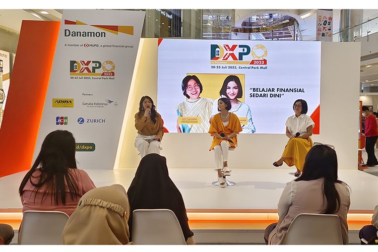 Caca Tengker membagikan pengalaman parentingnya dalam acara DXPO Talks by Danamon di Central Park Mall, Jakarta, Minggu (23/7/2023). 