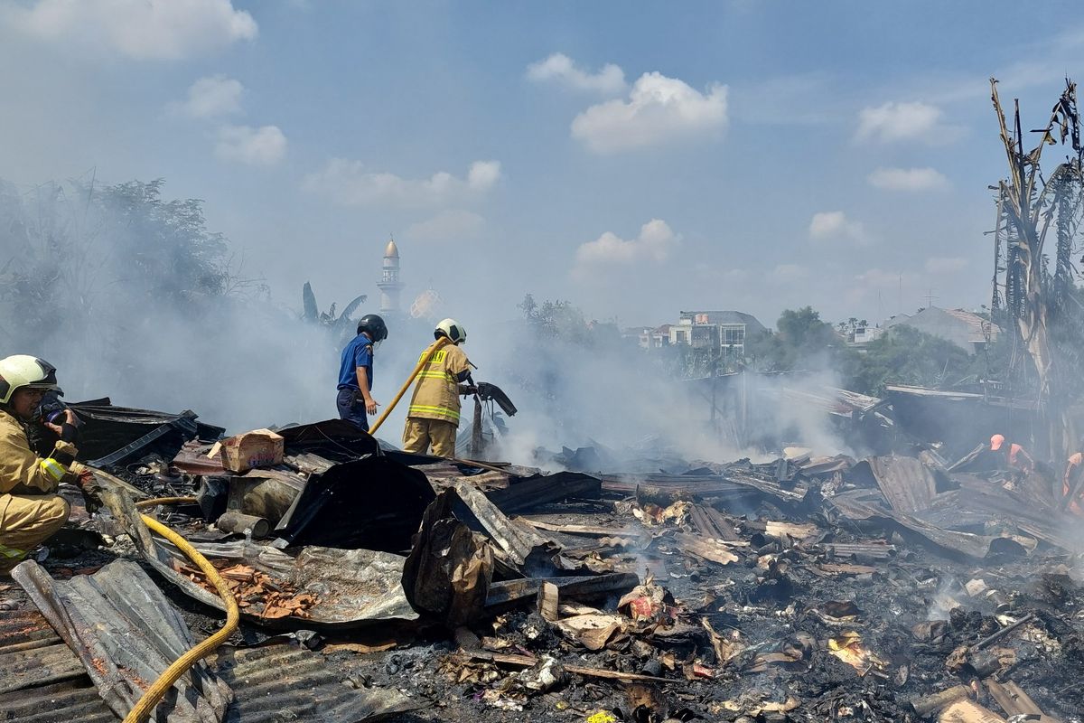 Kebakaran melanda lapak barang rongsokan di Jalan Musyawarah, Kebon Jeruk, Jakarta Barat, pada Kamis (1/12/2022) sekitar pukul 08.50 WIB.