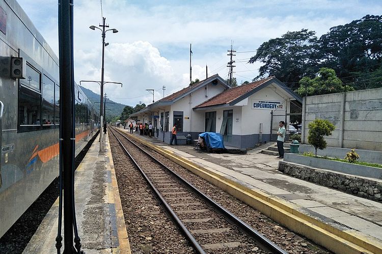 Kereta berhenti untuk diperiksa di Stasiun Cipeundeuy, Garut [Wikimedia/A2613].