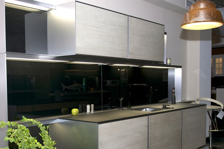 Ilustrasi lemari minimalis di dapur yang terbuat dari bahan stainless steel