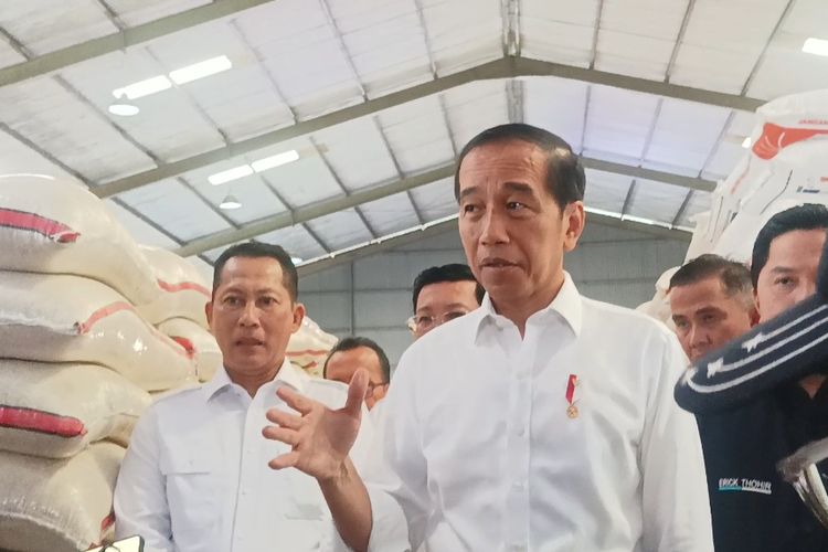Presiden Joko Widodo saat memberikan keterangan pers usai meninjau Gudang Bulog Dramaga, Kabupaten Bogor, Senin (11/9/2023).