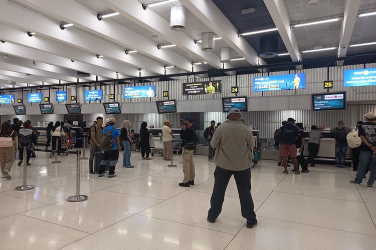 Situasi Bandara Soekarno-Hatta Usai Penutupan Diperpanjang: Penumpang Tidur di Kursi
