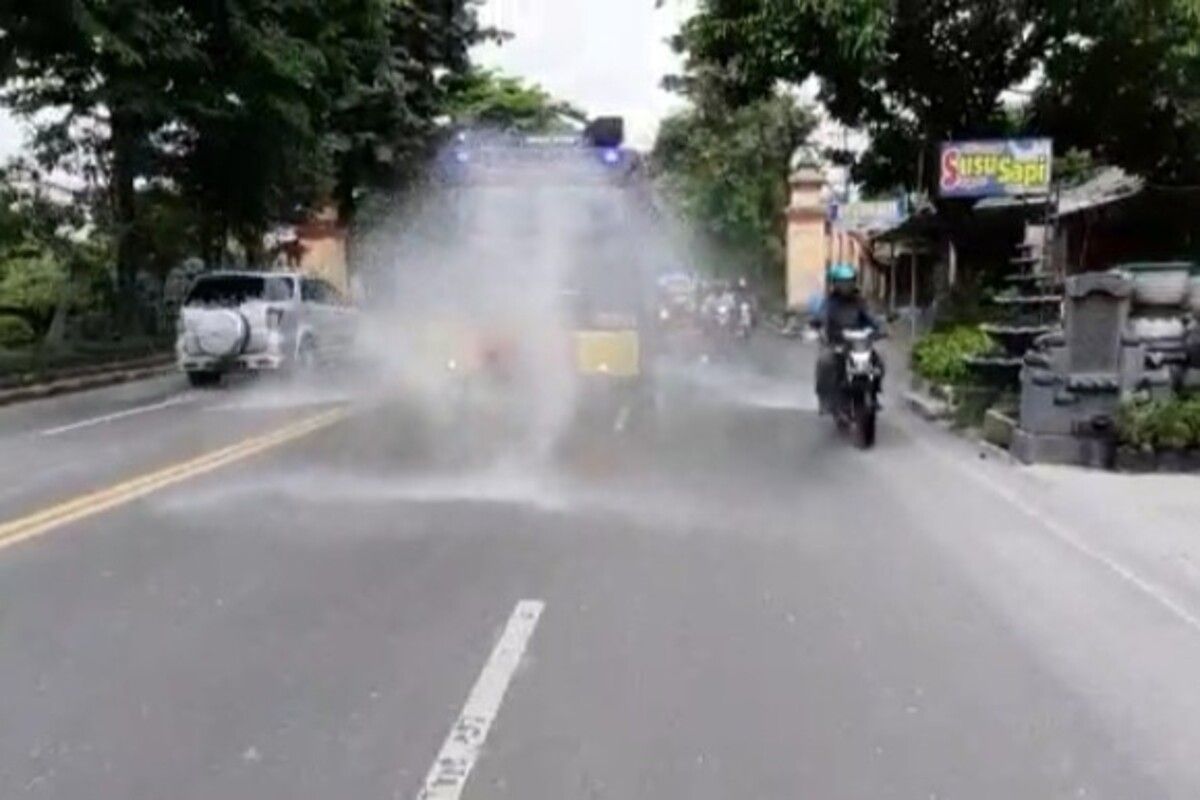 Kendaraan rantis gatot kaca milik Polres Boyolali membersihkan abu vulkanik Gunung Merapi di sepanjang jalan protokol Boyolali, Jawa Tengah, Selasa (3/3/2020).