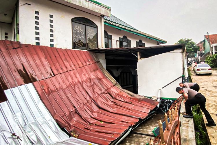 Pemkab Bandung Barat Terjunkan Personel untuk Pendataan Kerusakan Akibat  Angin Kencang di Padalarang