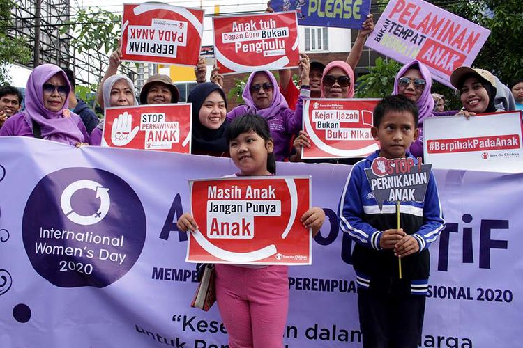 Peserta membawa poster saat aksi peringatan Hari Perempuan Internasional di Makassar, Sulawesi Selatan, Minggu (8/3/2020). Aksi tersebut untuk mensosialisasikan pencegahan perkawinan anak guna menekan angka perkawinan usia dini yang masih marak terjadi.