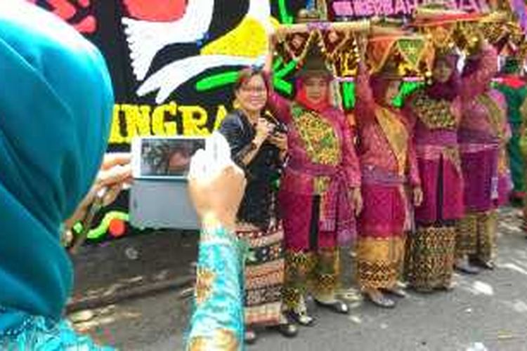 Warga berfoto dengan masyarakat adat Lampung dalam acara adat pernikahan putri raja skala brak Saibatin Puniaken Dalom Beliau Edward Syah Pernong.