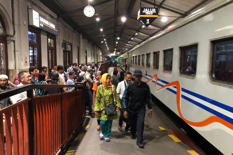 Sejumlah penumpang kereta api di Stasiun Gubeng, Surabaya, penuh pada Rabu (6/3/2019) malam. Seluruh perjalanan KA dari Surabaya ke sejumlah kota terisi penuh karena menjelang Hari Raya Nyepi pada Kamis (7/3/2019) besok.