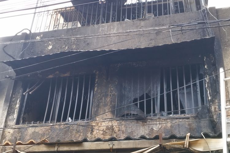 Kondisi teralis lantai dua yang dibongkar di toko agen sembako yang terbakar di Jalan Angkasa Dalam 2 No 54 A, RT 011/RW 03, Kemayoran, Jakarta Pusat, Senin (2/10/2023). (KOMPAS.com/XENA OLIVIA)