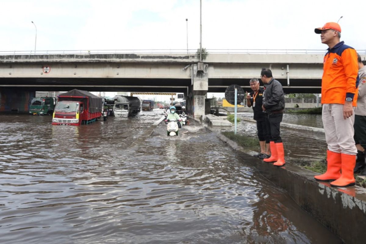 Gubernur Jawa Tengah Ganjar Pranowo meninjau langsung lokasi banjir di sejumlah titik di Kota Semarang, Selasa (5/12/2018).