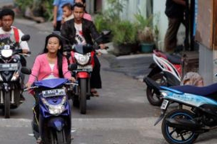 Pengendara sepeda motor di bawah umur dan tak pakai helm.