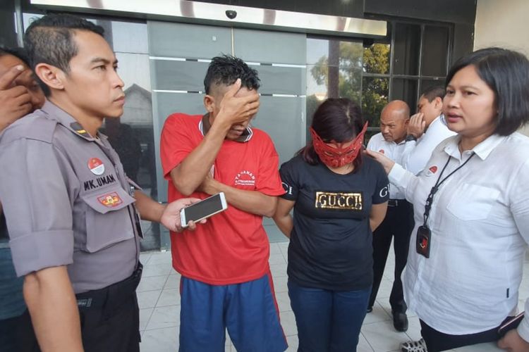 Unit PPA Polrestabes Surabaya saat mengungkap kasus prostitusi threesome, Senin (8/7/2019).