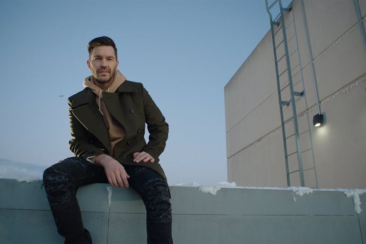 Andy Grammer dalam video klip Don't Give Up On Me OST. Five Feet Apart