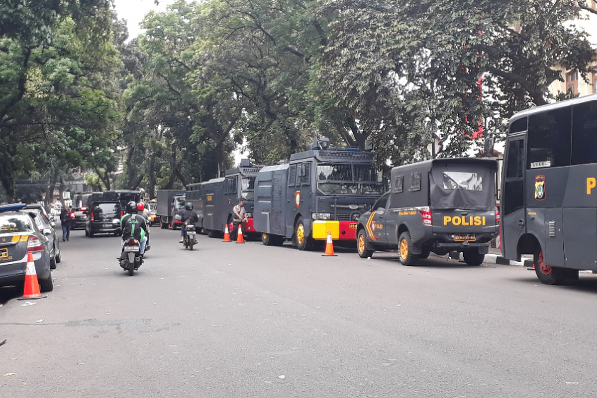 Mobil water cannon disiagakan di luar area PTIK yang jadi lokasi pertandingan Persija versus Persebaya, Selasa (26/6/2018).