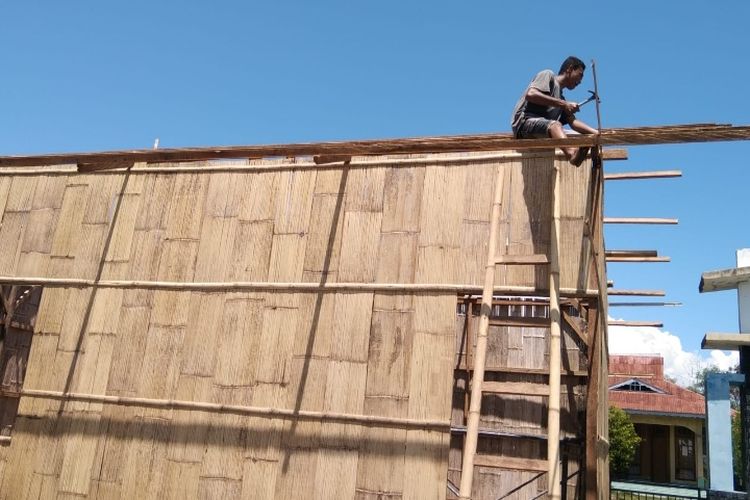 Foto: Pembangunan gedung darurat SMP Negeri Nuba Arat terletak di Desa Watuliwung, Kecamatan Kangae, Kabupaten Sikka, hasil swadaya orang tua.