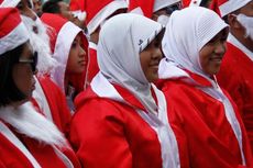 Toleransi di Manado, Perempuan Berjilbab Ikut Parade Santa Klaus