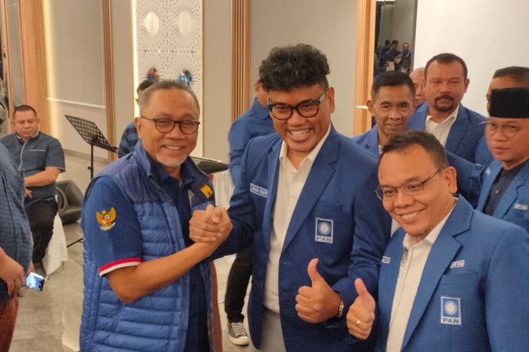 Momen Ketum PAN Zulkifli Hasan bersalaman dengan artis Uya Kuya setelah resmi menjadi kader PAN, di Kantor DPP PAN, Jakarta, Selasa (6/12/2022).