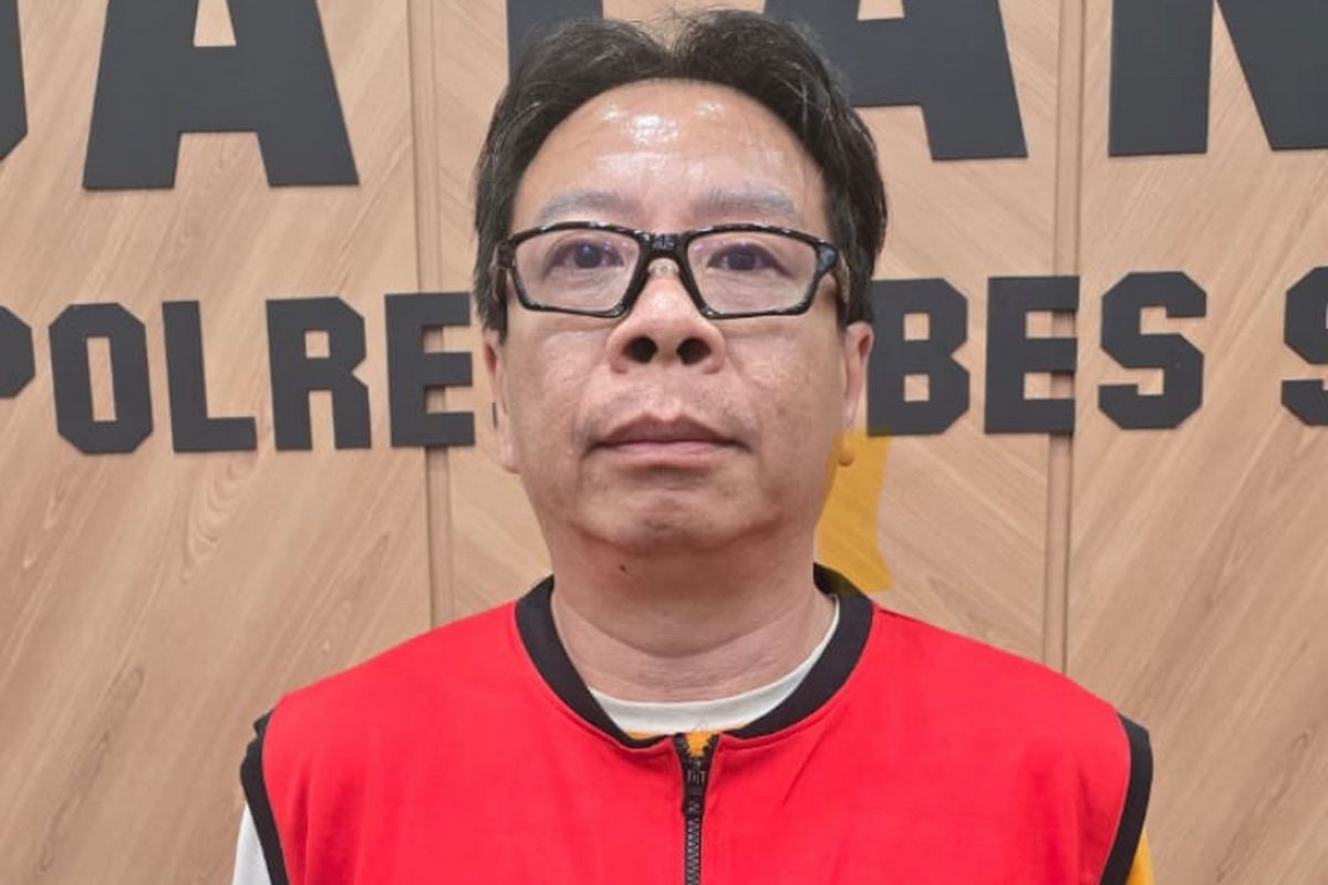 Suami Diana, Handy Sunaryo di Polrestabes Surabaya, Jumat (9/5/2025).