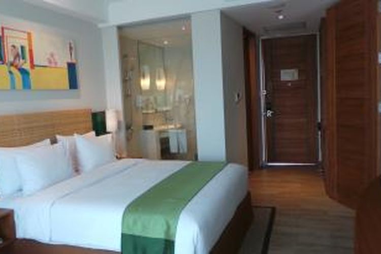 Salah satu kamar Deluxe Hotel dengan Queen Bed, Holiday Inn Express Bali yang berlokasi di Jalan Kuta Raya, Bali.