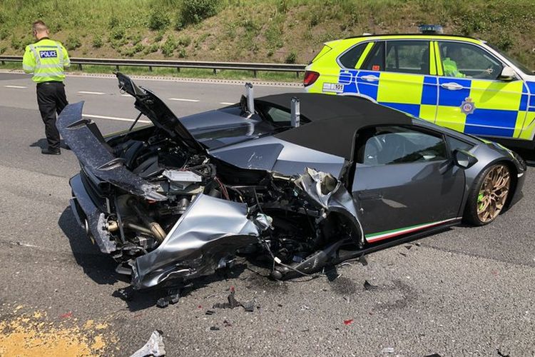 Foto yang diunggah oleh West Yorkshire Police (WYP) Roads Policing Unit di Inggris, menunjukkan mobil Lamborghini yang baru 20 menit dibeli dari dealer, hancur usai ditabrak dari belakang oleh mobil van. Saat ditabrak, Lamborghini Huracan Spyder ini sedang parkir di bahu jalan karena mogok akibat kesalahan teknis.