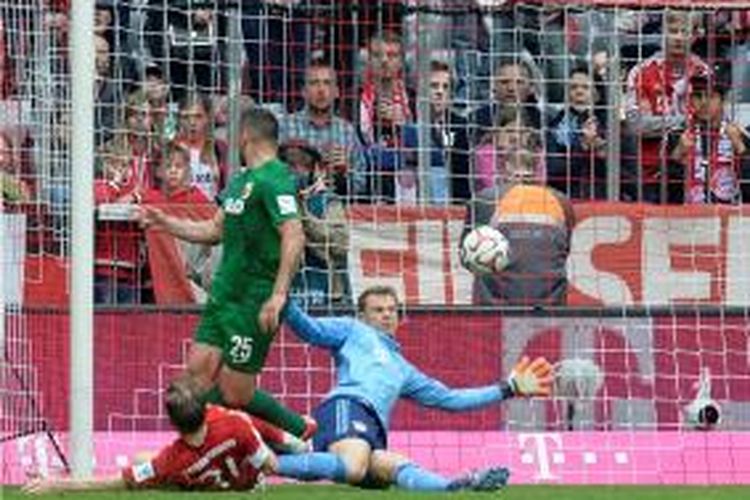 Penggawa Augusburg, Raul Bobadilla, mencetak gol tunggal ke gawang Bayern Muenchen dalam lanjutan Bundesliga di Stadion Allianz Arena, Sabtu (9/5/2015)