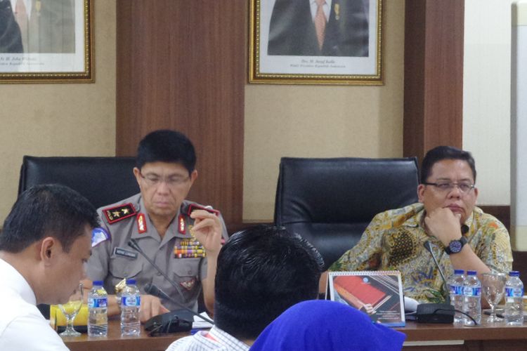 Komisioner Ombudsman RI Adrianus Meliala (kanan) dan Kepala Korlantas Polri Irjen Royke Lumowa dalam rapat koordinasi di Mako Korlantas Polri, Jakarta, Selasa (2/5/2017).