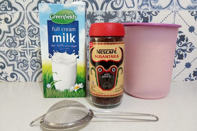 Membuat dalgona coffee tanpa mixer, melainkan pakai saringan sederhana, Selasa (7/4/2020).