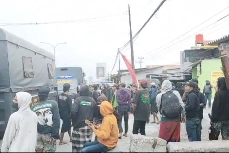 Suporter Persebaya Surabaya Bonek Mania saat tiba di Kecamatan Genuk, Kota Semarang