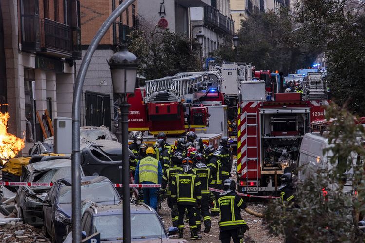 Petugas pemadam kebakaran bekerja di lokasi ledakan di pusat kota Madrid, Spanyol, Rabu, 20 Januari 2021.