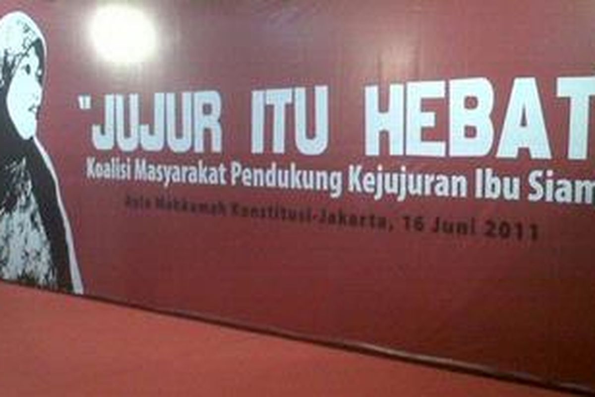 Koalisi Masyarakat Pendukung Kejujuran, Kamis (16/6/2011), berkumpul di Aula Mahkamah Konstitusi untuk memberikan apresiasi dan dukungan bagi kejujuran yang ditunjukkan Siami.