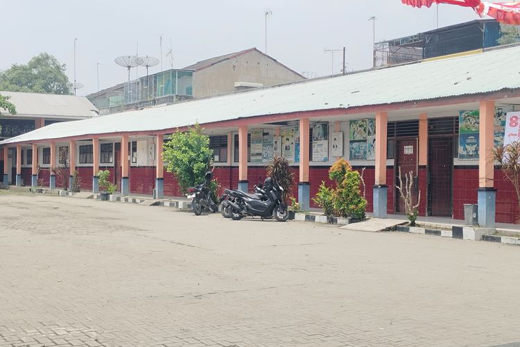 Viral Orangtua Siswa Demo Anaknya Tak Diberi Masuk Sekolah, Kepsek: Guru Juga Dihukum kalau Telat