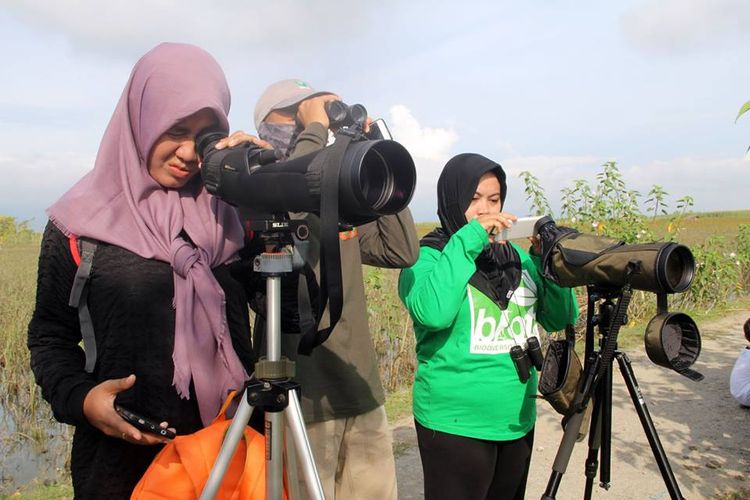 Sejumlah penggiat lingkungan dari Perkumpulan Biota Gorontalo melakukan pengamatan burung air di Danau Limboto