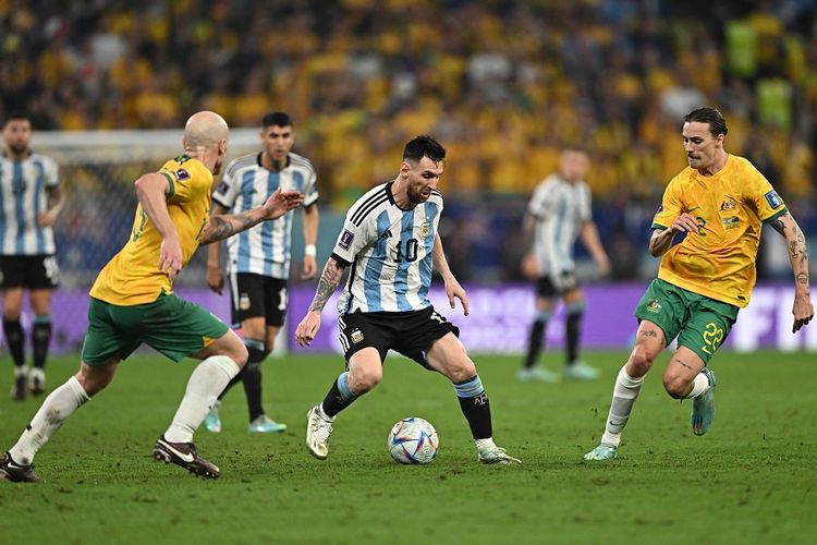 Penyerang Argentina Lionel Messi dijaga gelandang Australia Aaron Mooy dan gelandang Australia Jackson Irvine pada pertandingan babak 16 besar Piala Dunia Qatar 2022 antara Argentina vs Australia di Stadion Ahmad Bin Ali di Al-Rayyan, pada Minggu dini hari 4 Desember 2022.