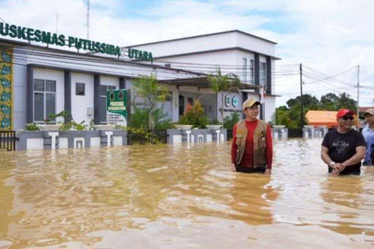 Bupati Kapuas Hulu Fransiskus Diaan saat meninjau banjir di Kecamatan Putussibau, Minggu (3/10/2021). Sebanyak 10 kecamatan di Kabupaten Kapuas Hulu, Kalimantan Barat (Kalbar) terendam banjir. Banjir terjadi karena luapan sungai akibat hujan deras sejak Jumat (30/9/2021).
