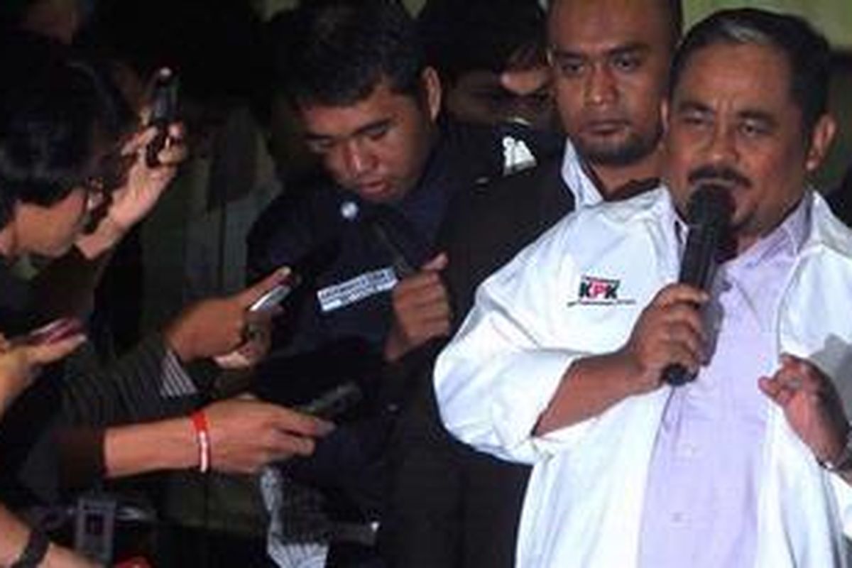 Tersangka kasus dugaan kasus suap terkait pemberian rekomendasi kuota impor daging kepada Kementerian Pertanian, Presiden Partai Keadilan Sejahtera (PKS) Luthfi Hasan Ishaaq setelah menjalani pemeriksaan oleh penyidik Komisi Pemberantasan Korupsi (KPK) selama sembilan jam, akhirnya di tahan. Sebelum di tahan anggota DPR Luthfi Hasan Ishaaq mengadaka jumpa pers dengan wartawan. Isi dari jumpa pers tersebut antara lain Luthfi mengundurkan diri dari jabatan Presiden PKS. Usai jumpa pers tersangka Luthfi  dengan menggunakan mobil tahanan KPK meluncur menuju rumah tahanan (rutan) negara kelas I Jakarta Timur Cabang KPKyang berlokasi di Pomdam Jaya Guntur, Jakarta, Kamis (31/1/2013).  