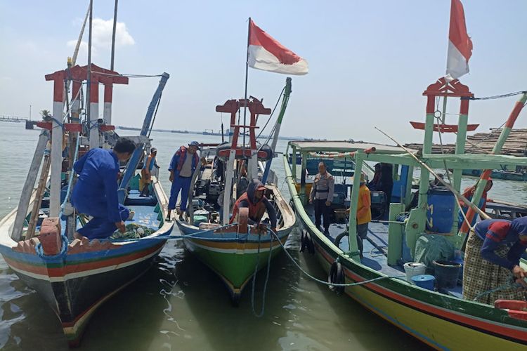 Empat Kapal Motor Nelayan (KMN) yang diamankan Satpolairud Polres Gresik, usai kedapatan menggunakan jaring trawl saat mencari ikan di perairan Ujungpangkah, Gresik, Jawa Timur.