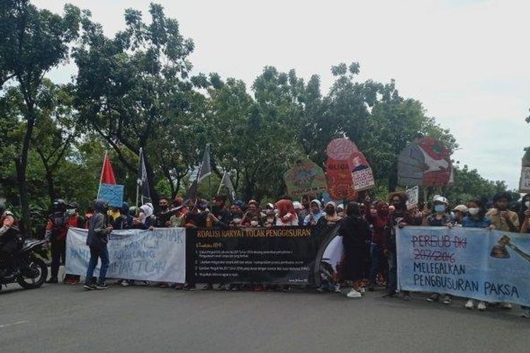 Massa geruduk Balai KOta DKI Jakarta tuntut Pergub Penggusuran era Ahok dicabut