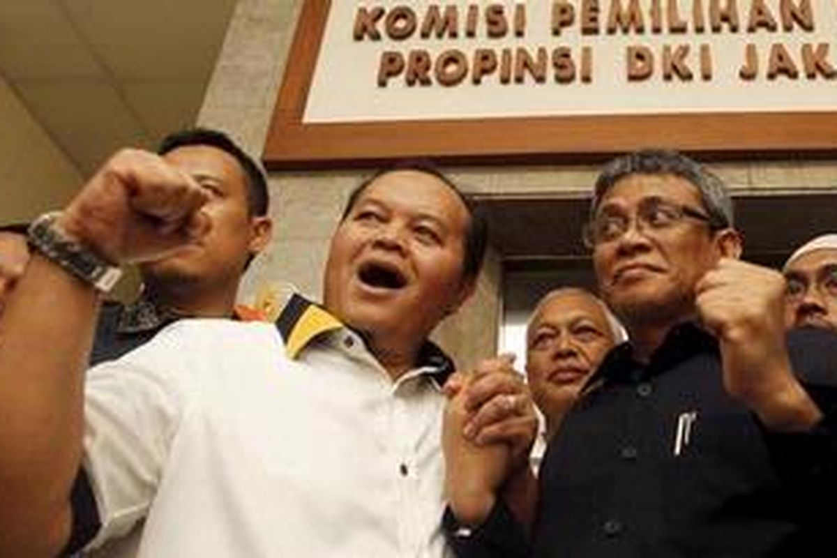 Hidayat Nur Wahid (kiri) dan Didik J Rachbini berpose seusai mendaftar di kantor Komisi Pemilihan Umum Daerah, Jalan Budi Kemuliaan, Gambir, Jakarta Pusat, Senin (19/3/2012). 