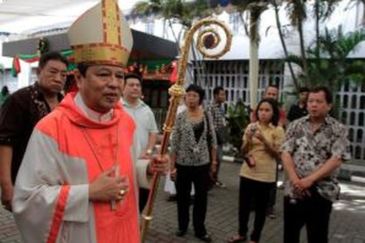 Uskup Agung Ignatius Suharyo saat akan menuju altar untuk memimpin Misa Natal dengan tema 'Belajar dari Keluarga Kudus Nasaret Menumbuhkembangkan Kasih dalam Keluarga', di Gereja Katedral, Jakarta Pusat,Sabtu (25/12/2010). Misa ini sebagai bagian dalam perayaan Natal untuk memperingati kelahiran Yesus Kristus. 