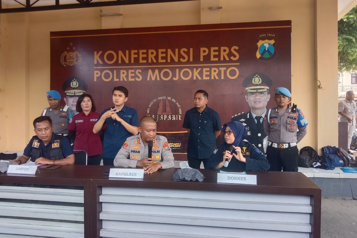 Kapolres Mojokerto AKBP Ihram Kustarto, didampingi dokter kepolisian dan tim forensik menggelar konferensi pers, di Mapolres Mojokerto, Jawa Timur, Selasa (14/1/2025).