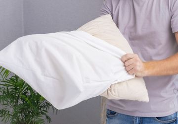 3 Cara Membersihkan Bantal Tanpa Mencucinya