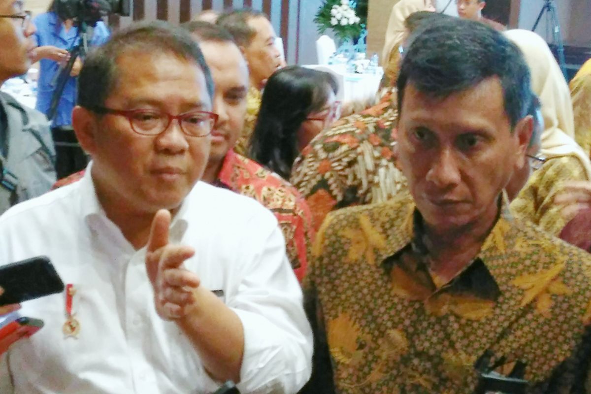 Menteri Komunikasi dan Informatika (Menkominfo) Rudiantara (kiri) dan Wakil Direktur Utama BNI Herry Sidharta (kanan) usai acara paket pembiayaan proyek Palapa Ring Timur di Kantor Kementerian Komunikasi dan Informatika, Jakarta, Rabu (29/3/2017).