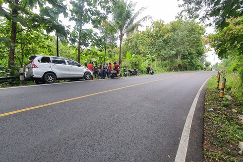 Tabrak Pembatas, Avanza Terguling di Tengah Jalan Yogyakarta-Wonosari