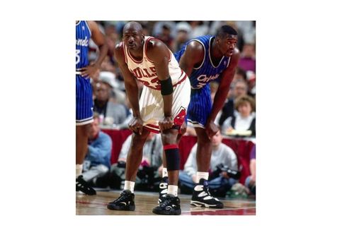 Istimewa, Saat Michael Jordan Pakai Sepatu Rivalnya di Laga NBA