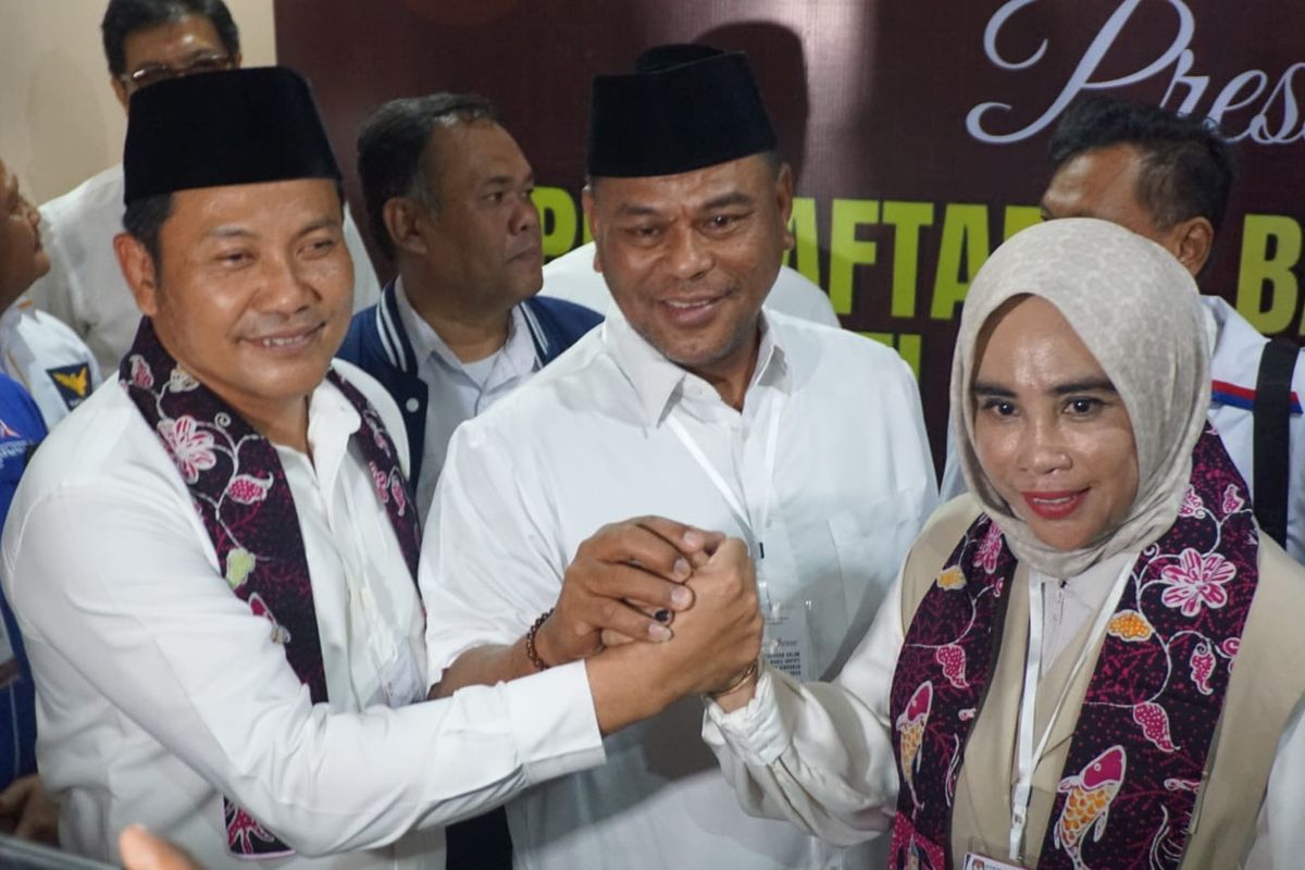 Subandi (kiri) saat mendaftar Pilkada Sidoarjo ke KPU, Kamis (29/8/2024).