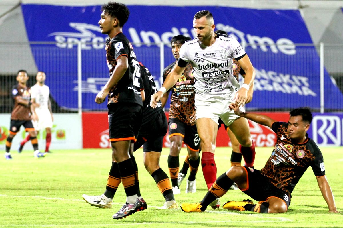 Akis bomber Bali United, Ilija Spasojevic, saat melawan Persiraja dalam lanjutan Liga 1 di Stadion Kompyang Sujana, Denpasar, Bali, Jumat (11/3/2022).