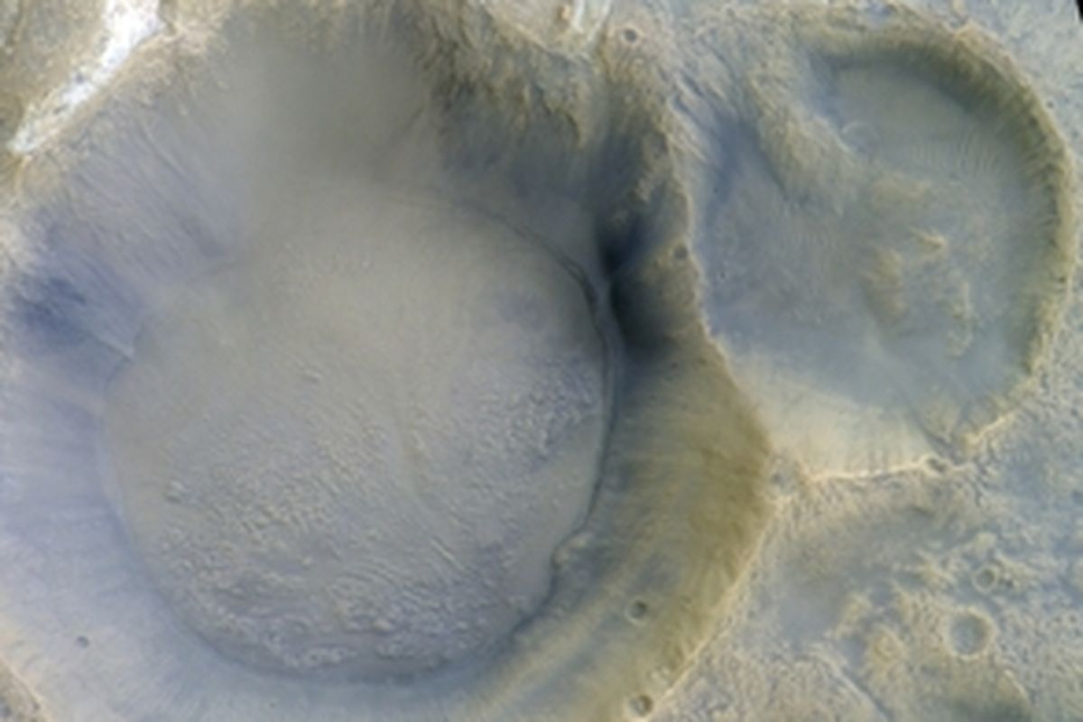 Penjelajah Mars menemukan kawah besar berisi endapan es yang tampak seperti batang pohon raksasa.